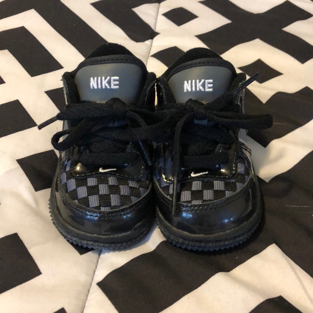 Infant Nikes size 4